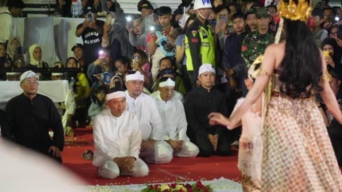 Bupati-Bogor-Rudy-Susmanto-saat-menghadiri-pawai-budaya-milangkala-tatar-Sunda.jpg