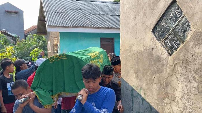 Bupati-Bogor-Rudy-Susmanto-saat-meninjau-lokasi-majelis-taklim-ambruk-di-Kampung-Ci.jpg