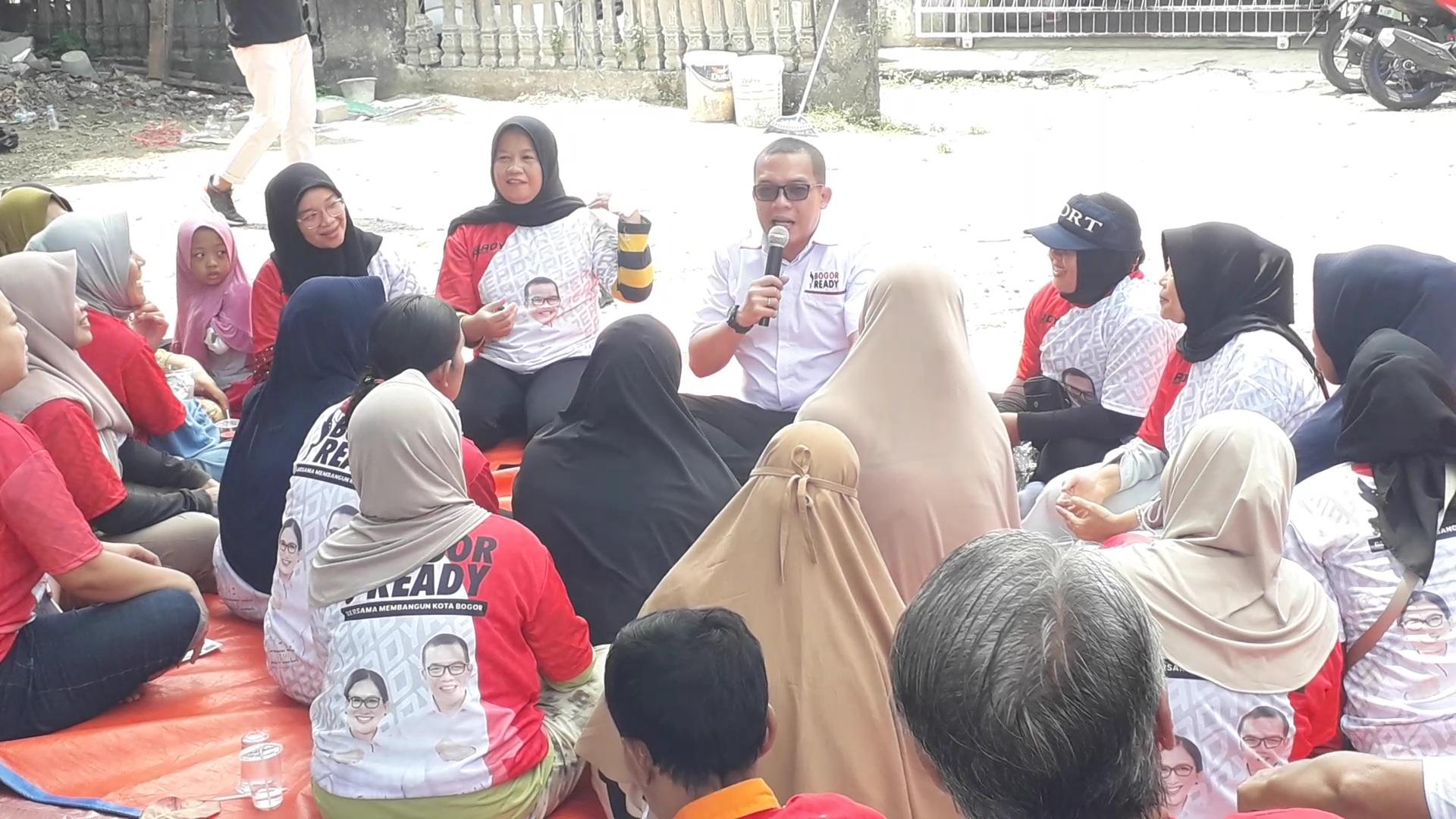Calon Wakil Wali Kota Bogor Teddy Risandi Lesehan Bareng Warga, Emak-emak Berebut Curhat