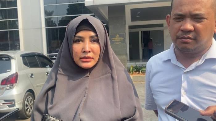 Cynthiara-Alona-didampingi-kuasa-hukumnya-melapor-ke-Polres-Bogor.jpg