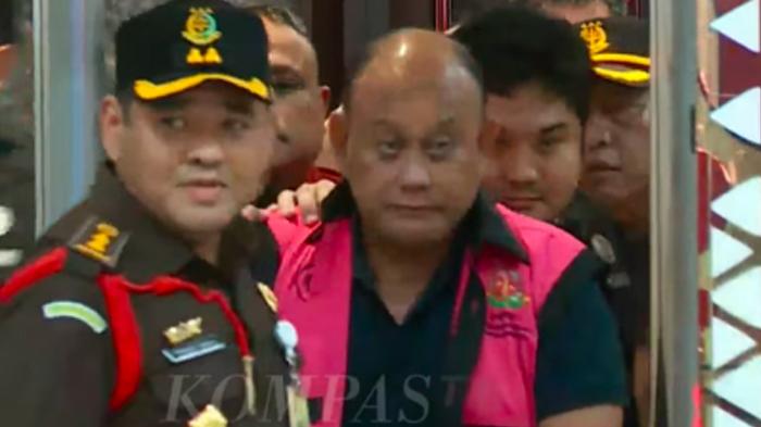 Dadan-Hindayana-eks-Kepala-BGN-berompi-merah-jambu-di-Kejagun.jpg