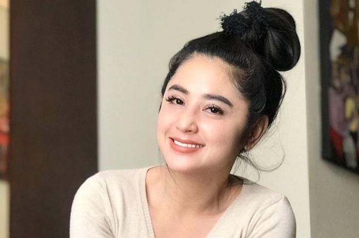 Dewi-Perssik-Protes-Tak-Diundang-Resepsi-El-Rumi.jpg