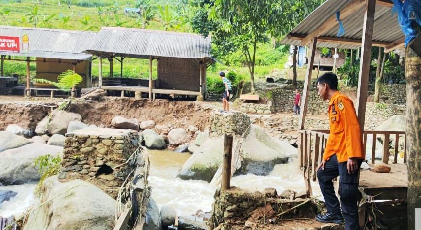 Jembatan Ambruk Akibat Sungai Meluap, Akses Menuju Wisata Leuwi Asih Bogor Terputus