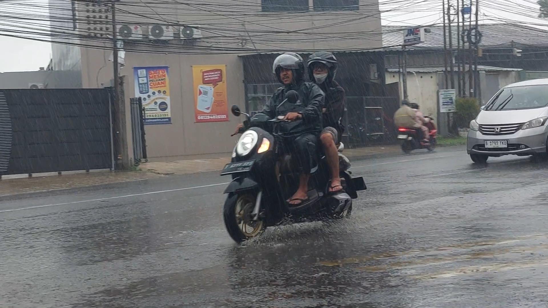 Foto-kondisi-saat-hujan-mengguyur-Jalan-Karadenan-kawasan-Desa-Pasir-Jambu.jpg