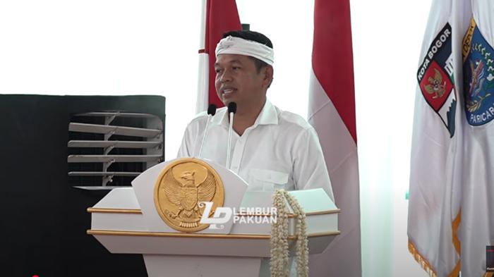 Gubernur-Jawa-Barat-Dedi-Mulyadi-menyampaikan-permintaan-maafnya-kepada-DPRD-Jawa-Bara.jpg