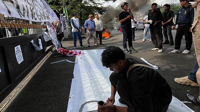 Kantornya Digeruduk Mahasiswa, Anggota DPRD Kota Bogor Janji Perjuangkan Penolakan Revisi UU TNI