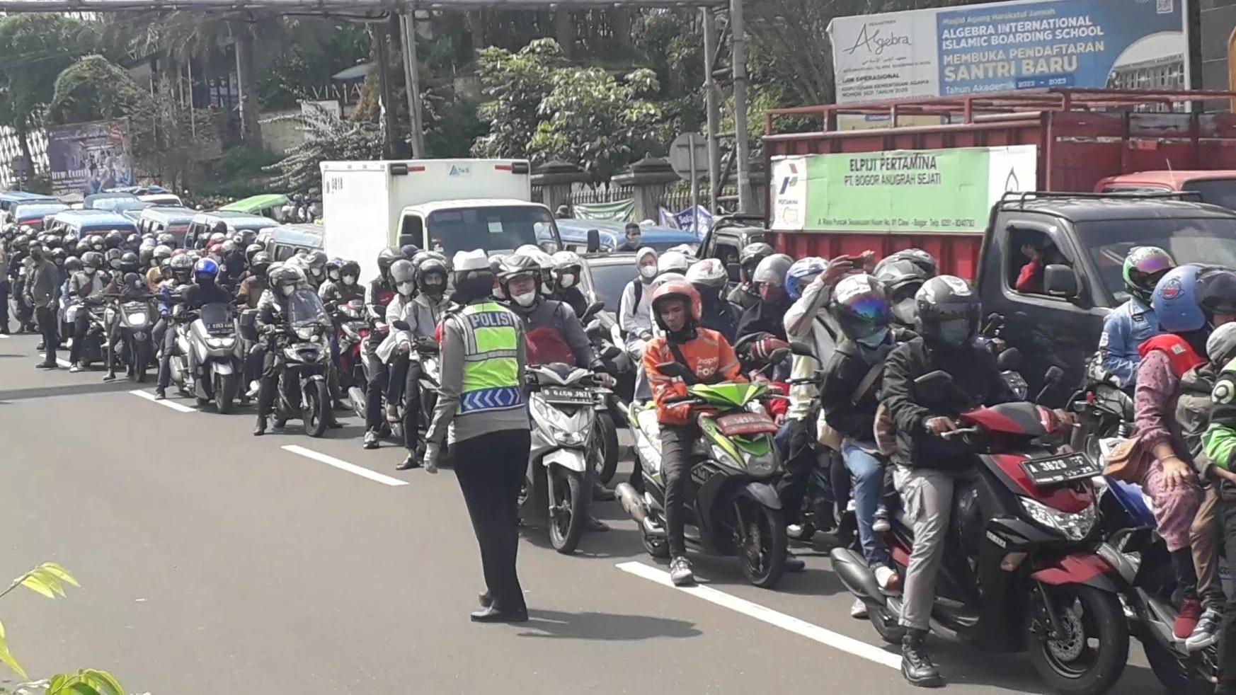 Ilustrasi-kepadatan-di-Jalan-Raya-Puncak-Bogor.jpg