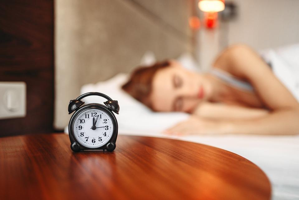 Jam-Alarm-dan-orang-tertidur.jpg