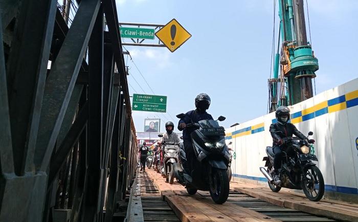 Jembatan-Bailey-Cikereteg-Masih-Belum-Dapat-Dilalui.jpg