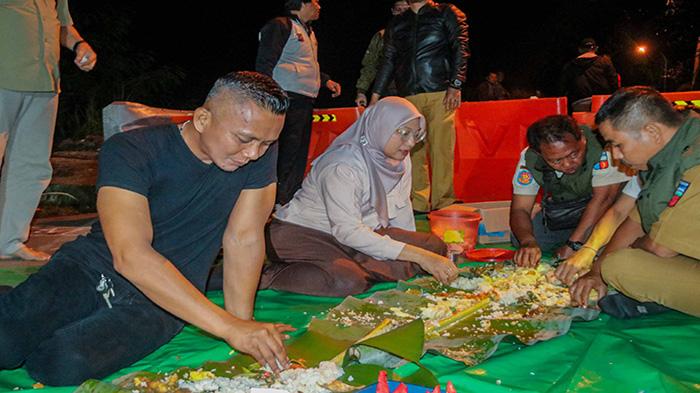 Momen Seru Wakil Wali Kota Ngaliwet di Lokasi Longsor Batutulis Bogor, Selfi Bareng Jadi Andalan