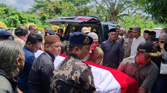 Jenazah-Pilot-Pesawat-ATR-42-500-Capt-Andy-Dahananto-saat-dimakamkan.jpg