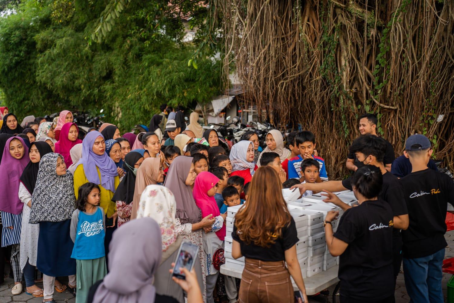 Kafe-Cabin-Bogor-bagikan-makanan-buka-puasa.jpg