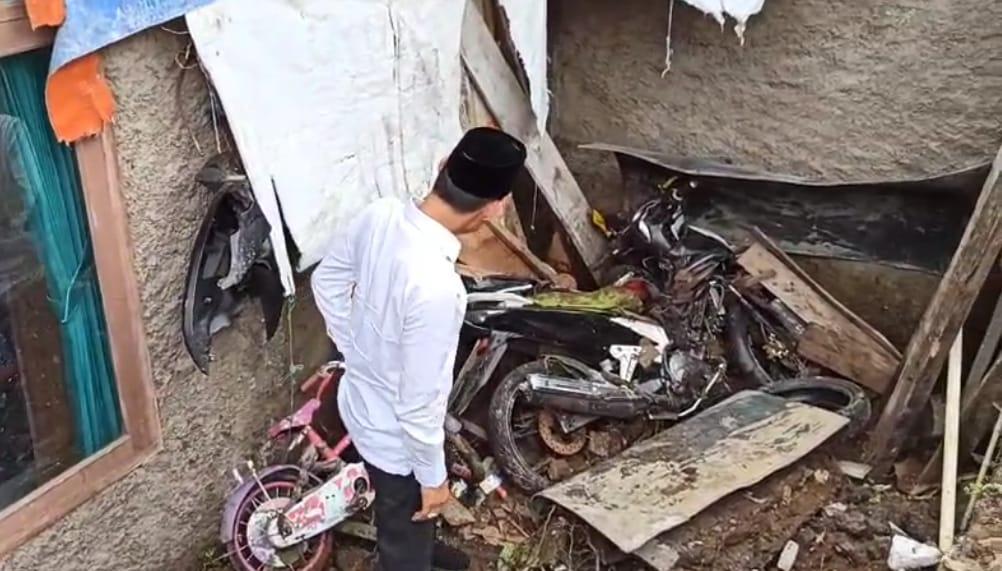 Kendaraan-roda-dua-milik-warga-tertimpa-reruntuhan-bangunan-longsor.jpg