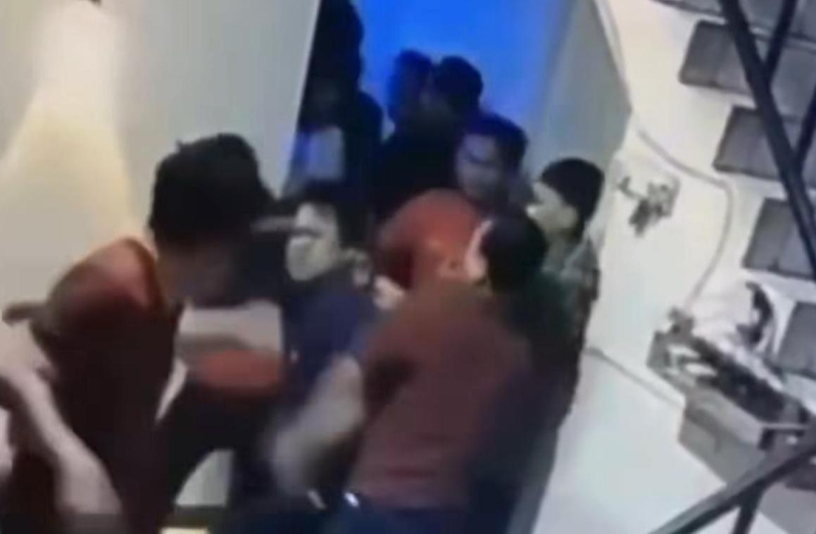 Keributan-tamu-dengan-pekerja-di-tempat-karaoke.jpg