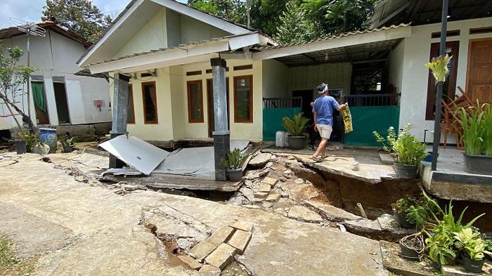 Kerusakan-rumah-warga-di-Kampung-Curug-Desa-Bojong-Koneng.jpg