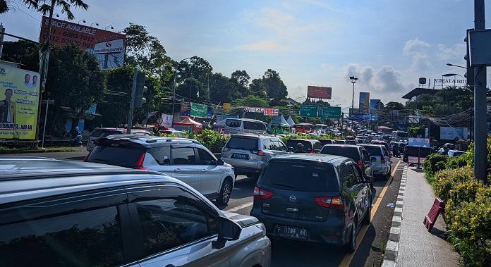 Kondisi-Simpang-Gadog-Puncak-Bogor-Minggu-1442024-padat-saat-one-way-arah-Cianjur.jpg