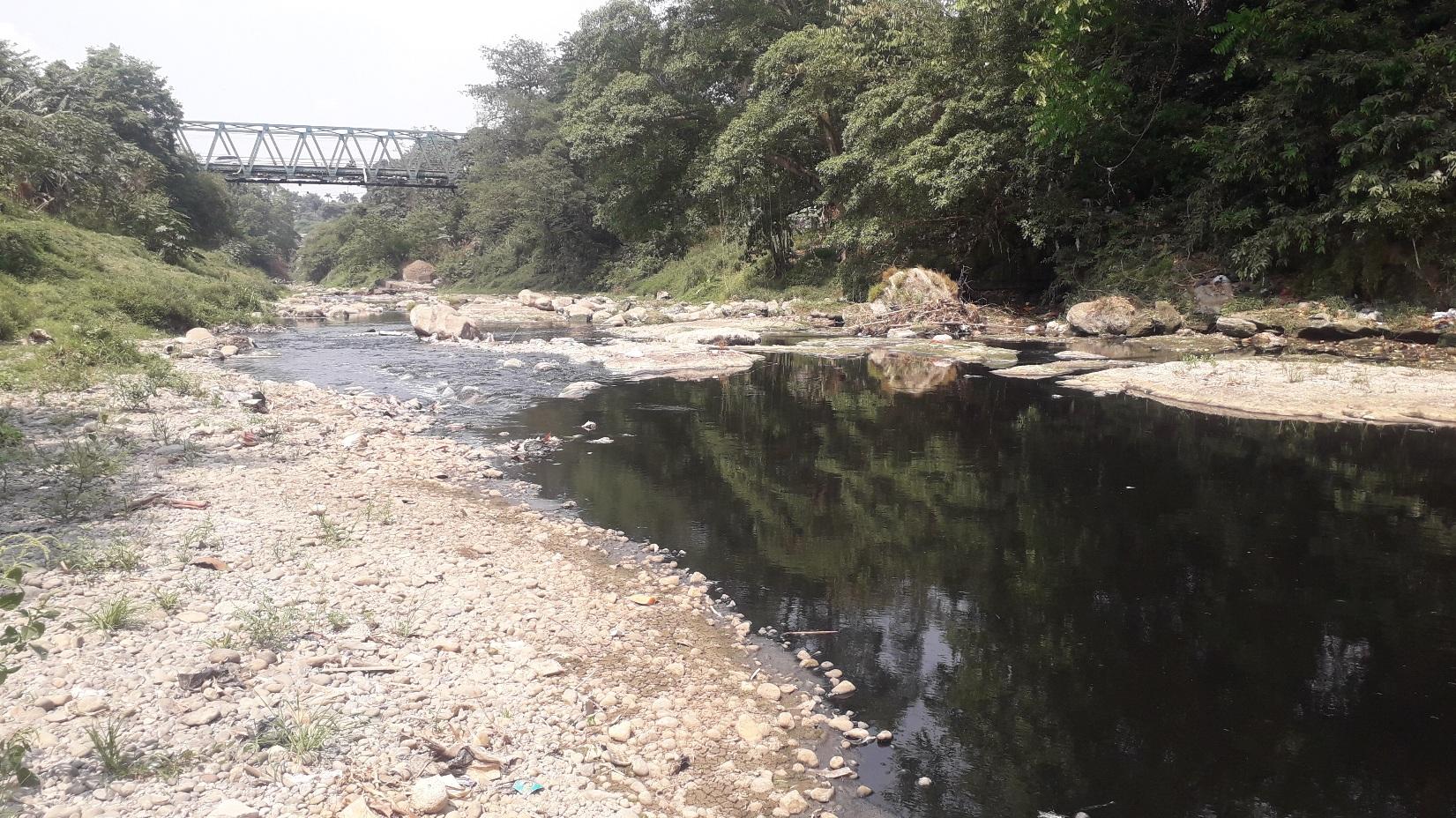 Kondisi-Sungai-Cileungsi-Kabupaten-Bogor-yang-menghitam-saat-musim-kemarau-2023-lalu.jpg