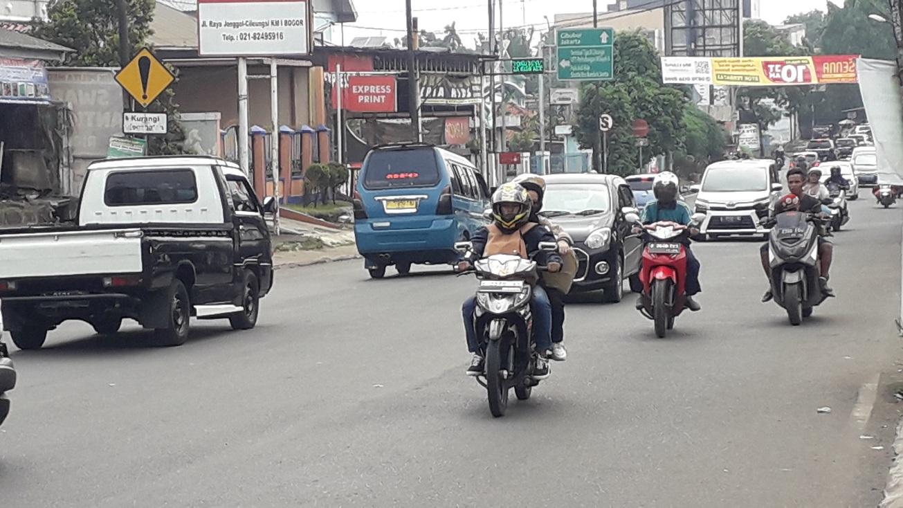 Kondisi-arus-lalu-lintas-di-Jalan-Raya-Cileungsi-Jonggol.jpg