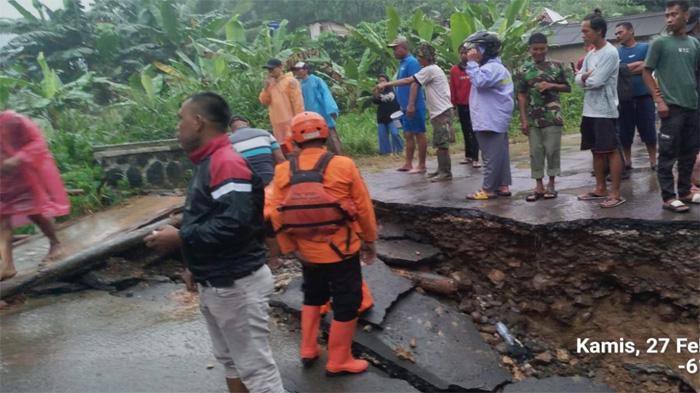 Kondisi-jembatan-ambruk-yang-menghubungkan-Desa-Tajur-Kecamatan-Citeureup.jpg