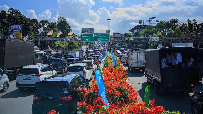 Polisi Mulai Terapkan One Way Arah Puncak Bogor, Lalu Lintas Simpang Gadog Tersendat