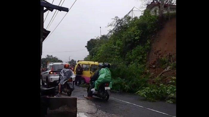 Longsor-dari-tebing-ketinggian-hampir-10-meter-dilaporkan-telah-menutup-Jalan-Raya-Puncak.jpg