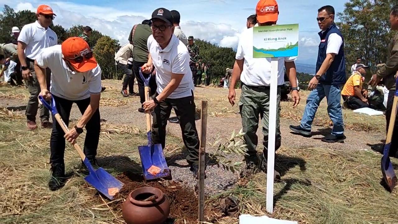 Menko-PMK-Pratikno-hadiri-penanaman-pohon-dalam-memperinhati-Hari-Pohon-Sedunia-di-Eige.jpg