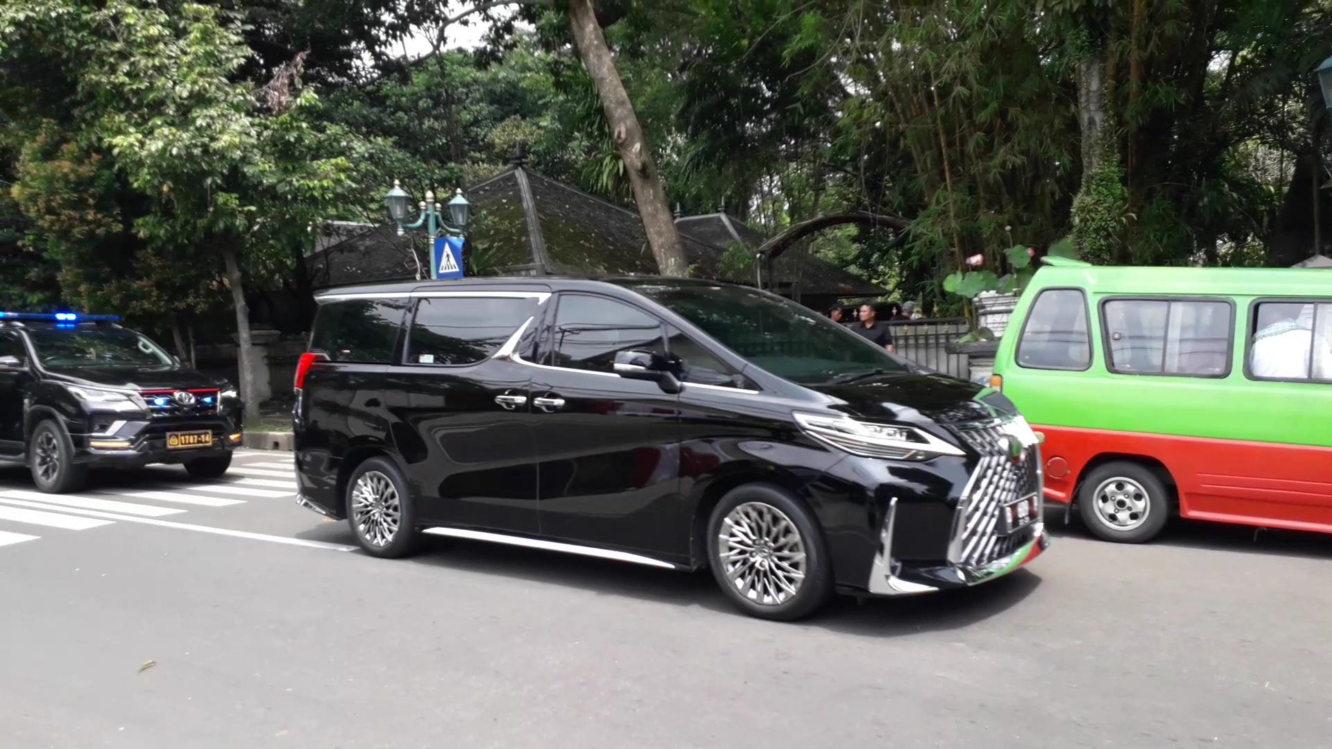 Jelang Pengumuman Capres PDIP, Mobil Lexus Hitam Dikawal Ketat Masuk ke Istana Batutulis Bogor