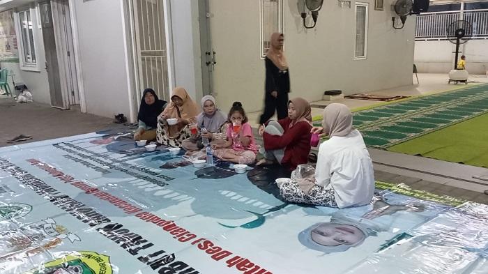 Suasana Buka Puasa di Posko Pengungsian Ledakan Gudang Amunisi di Bogor, Korban Dibantu Relawan