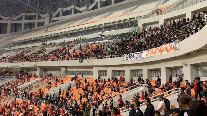 Momen-di-tribun-penonton-saat-Persija-Jakarta-bertanding-di-Jakarta.jpg