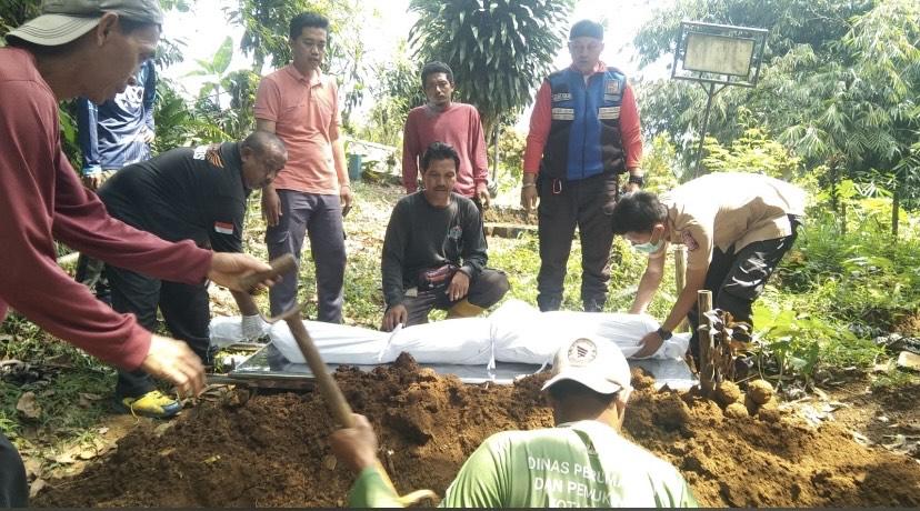 Momen-saat-TRC-Dinsos-Kota-Bogor-memakamkan-Mr-X-kuburan.jpg