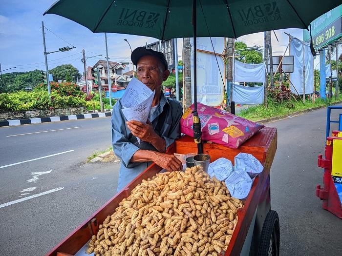 Pamudji-60-Seorang-Pedagang-Kacang-Rebus.jpg