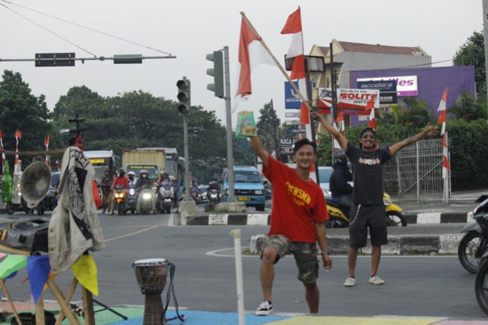 Para-pengamen-jalanan-di-Simpang-Yasmin.jpg