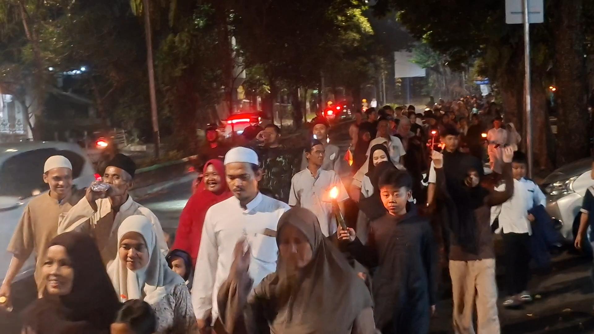 Pawai-obor-yang-digelar-di-berbagai-daerah-untuk-menyambut-tahur.jpg