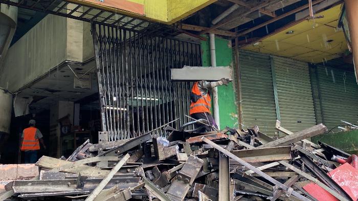 Pekerja-saat-mengeluarkan-besi-besi-di-Plaza-Bogor-Sabtu-1012026.jpg