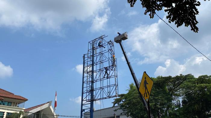 Pembongkaran-reklame-di-jalur-tamu-negara-oleh-Pemkot-Bogor-pada-Rabu-1642025.jpg