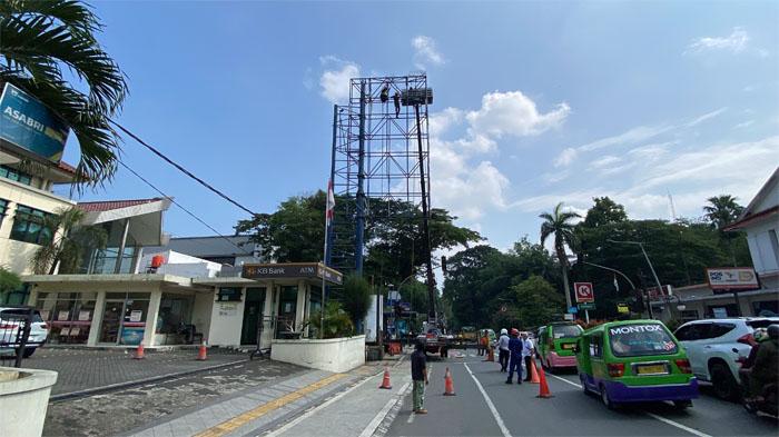 Pemerintah-Kota-Pemkot-kembali-bongkar-reklame-yang-sudah-habis-masa-izinnya.jpg