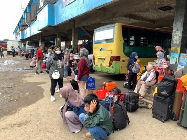 Pemudik-menunggu-kedatangan-bus-di-Terminal-Baranangsiang-Jumat-2942022.jpg