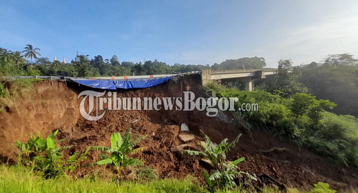 Penampakan-Longsor-di-Ruas-Tol-Bocimi-KM-64-Kamis-442024.jpg