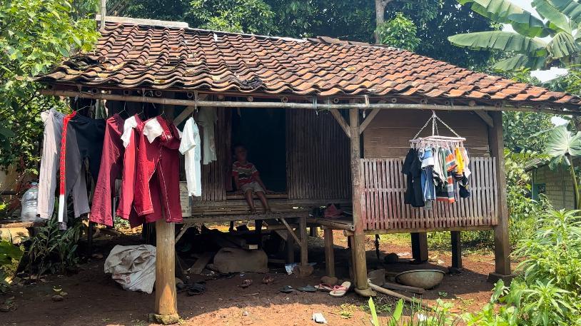 Penampakan-gubuk-kecil-yang-ditinggali-oleh-satu-keluarga-di-Kampung-Sukajadi-Desa-Mekarsa.jpg