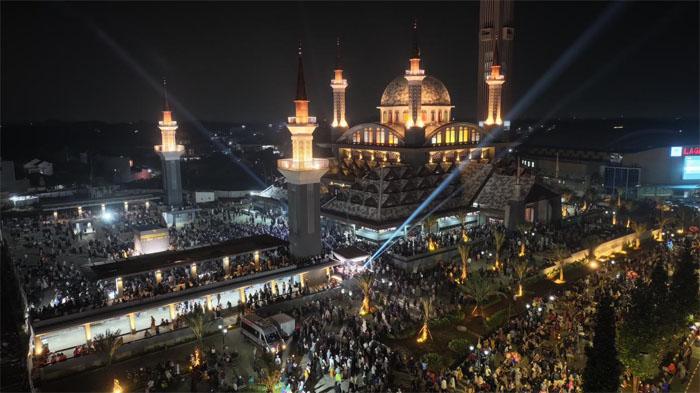 Penampakan-kemeriahan-peringatan-Isra-Miraj-Nabi-Muhammad-SAW-di-Masjid-Ra.jpg