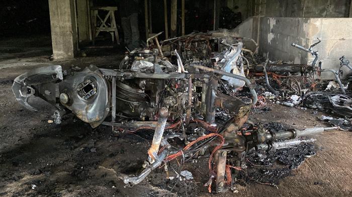 Penampakan-sepeda-motor-yang-hangus-terbakar-saat-diparkir-di-parkir-luar-Stasiun.jpg