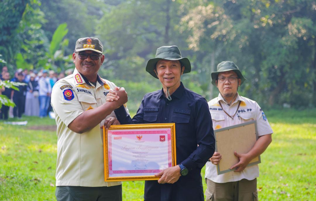 Penghargaan-dari-Mendagri-untuk-Dedie-Rachim.jpg