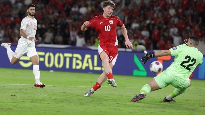 Pesepak-bola-Timnas-Indonesia-Ole-Romeny-menendang-bola-ke-gawang-Bahrain.jpg