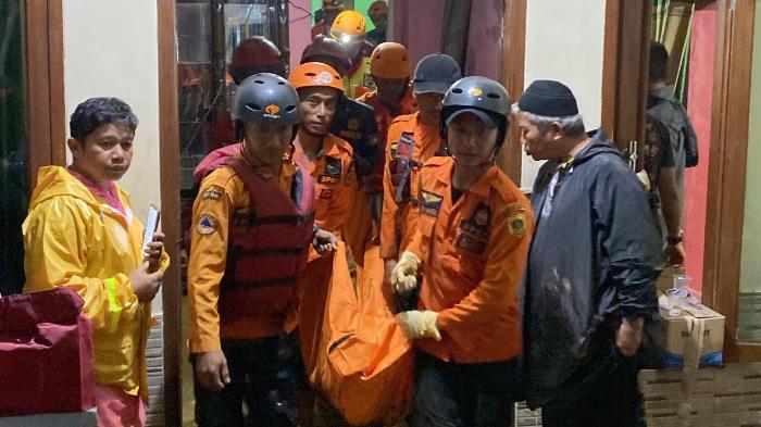 Petugas-mengevakuasi-korban-tewas-akibat-tertimbun-longsor-di-Kampung-Rawasedek.jpg