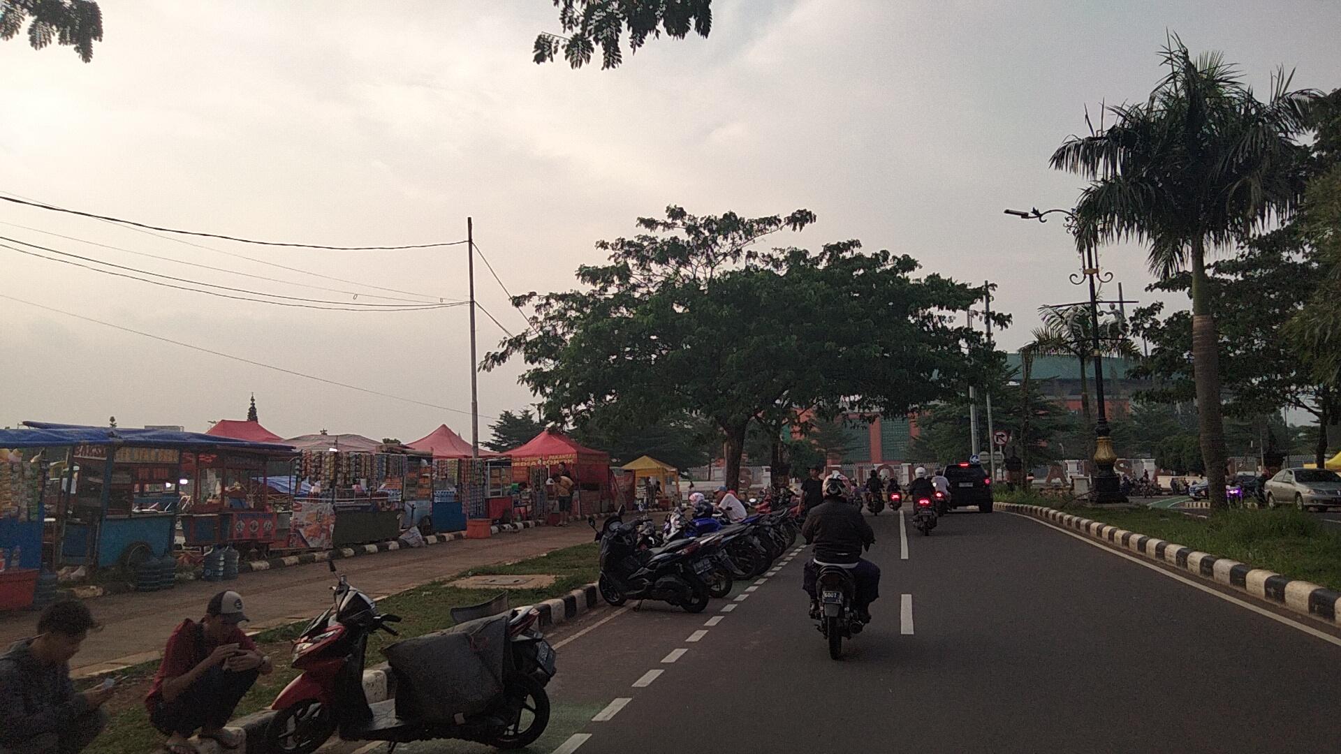 Pkl-di-sekitaran-Stadion-Pakansari-Kecama.jpg