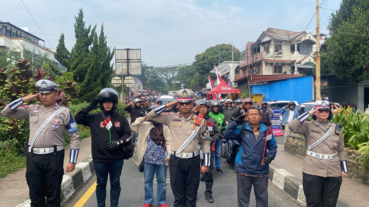 Polisi-dan-pengendara-gelar-upacara-peringatan-detik-detik-proklamasi-di-Simpang-Gadog.jpg