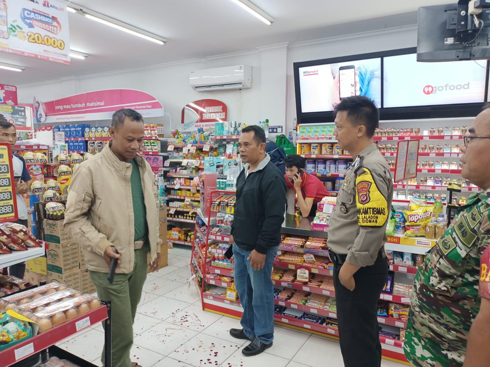 Polisi-dari-Polsek-Ciomas-saat-berada-di-minimarket.jpg