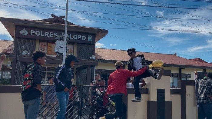 Polisi-dorong-mahasiswa-dari-atas-pagar-saat-demo.jpg