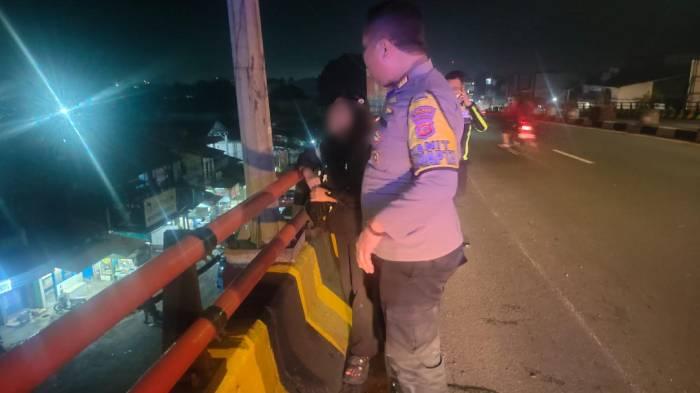 Polisi-sedang-mencegah-aksi-nekat-seorang-wanita-yang-hendak-mengakhiri.jpg