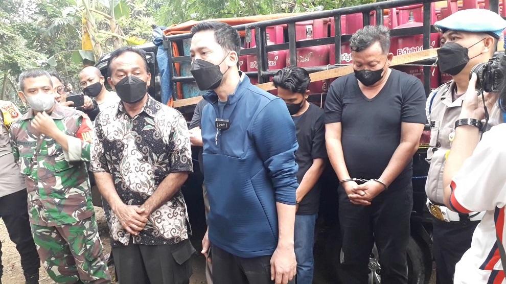 BREAKING NEWS - Tempat Pengoplos Gas LPG Subsidi di Rumpin Bogor Digerebek, 3 Orang Diamankan
